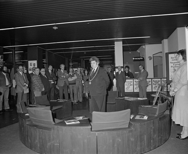 880573 Afbeelding van burgemeester H.J.L. Vonhoff bij de opening van de reizende tentoonstelling 'Kom op voor Europa', ...